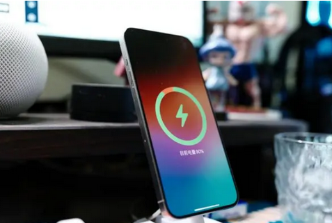北屯苹果15换屏服务分享用什么充电器给iPhone15充电更好 
